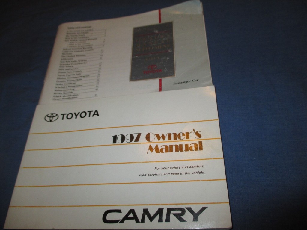 Picture of: TOYOTA CAMRY OWNERS MANUAL LE XLE V LOOKS NEW
